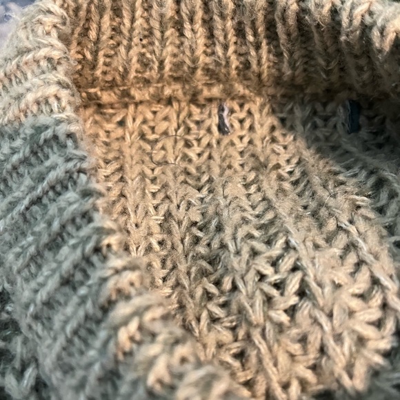 green sweater - Picture 3 of 4